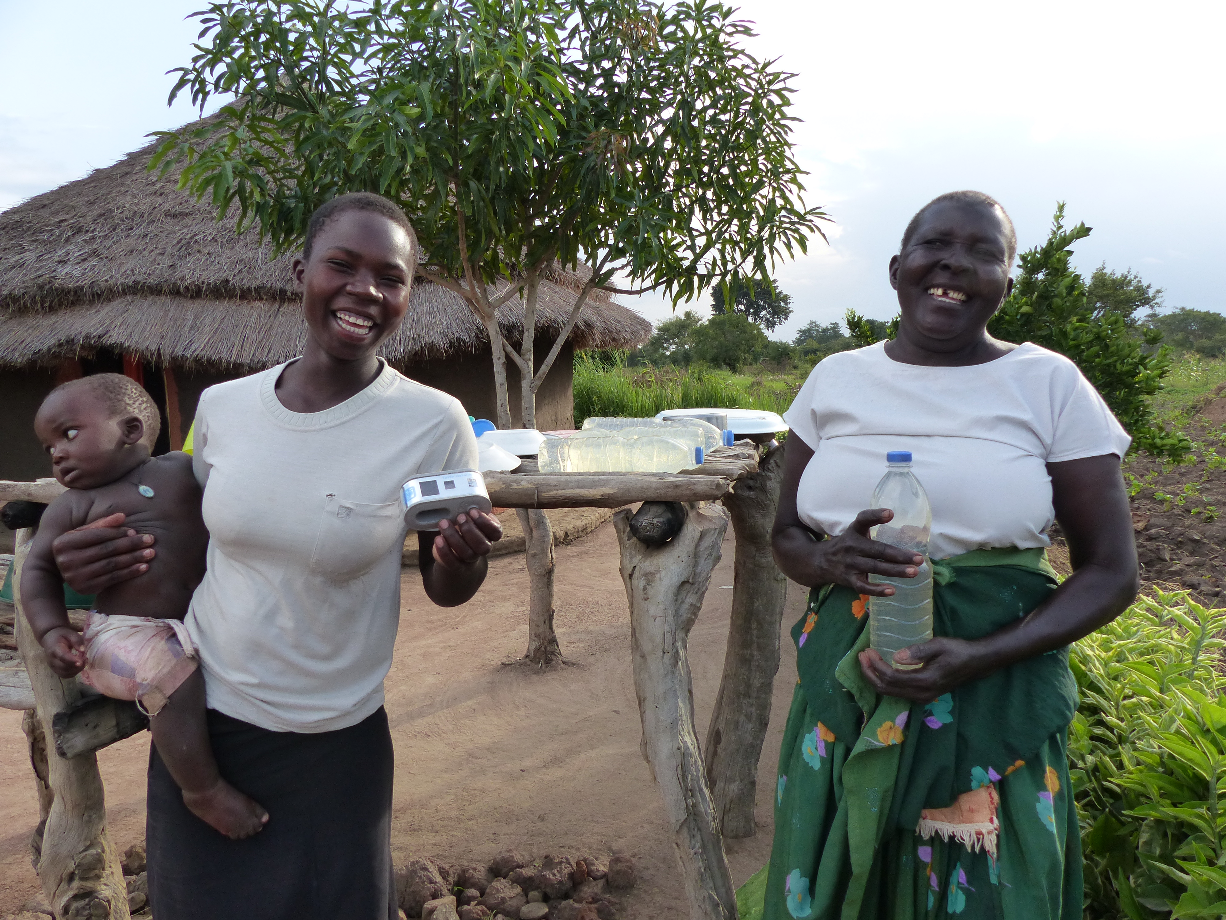 Frauen in Soroti (Uganda) mir Wasserflaschen und WADI; Quelle: HELIOZ