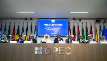 OPEC kürzt Ölfördermenge um 2 Mio. Fass pro Tag und erntet Kritik des Westens