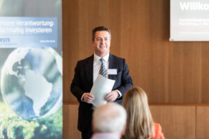 Foto von Ingo Bleier, Vorstandsmitglied der Erste Group Bank AG für Corporates & Markets, bei einer Rede bei der Nachhaltigkeitskonferenz.