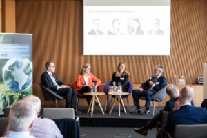 Foto der Paneldiskussion mit Christina Bannier, Stefanie Schock und Herbert Eibensteiner.