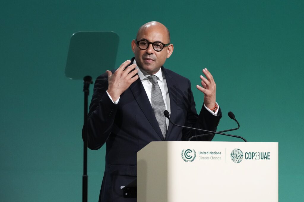 UN-Klimasekretär Simon Stiell bei seiner Abschlussrede zur COP 28 in Dubai