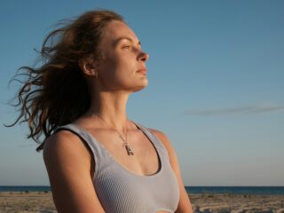 Finanzielle Unabhängigkeit für Frauen: Eine Schlüsselkompetenz unserer Zeit Frau blickt in Ferne