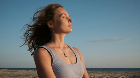 Frau blickt in Ferne