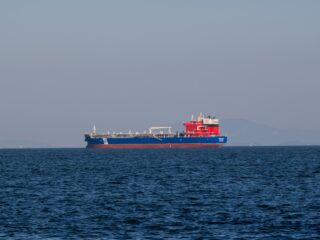 Aussicht auf längere Sperre der Straße von Hormuz lässt Ölpreis wieder steigen