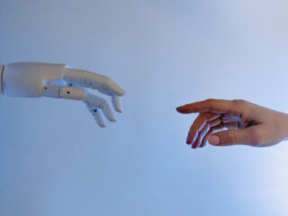 Verschmelzung von KI mit realen Systemen: Roboter, Maschinen und Fahrzeuge