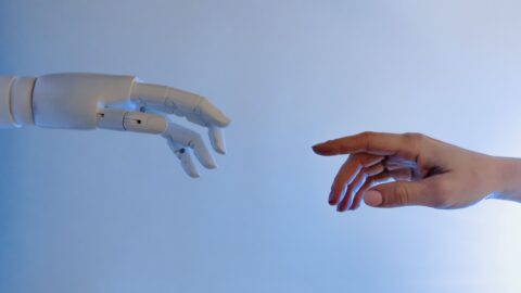 Verschmelzung von KI mit realen Systemen: Roboter, Maschinen und Fahrzeuge Verschmelzung von KI mit realen Systemen: Roboter, Maschinen und Fahrzeuge